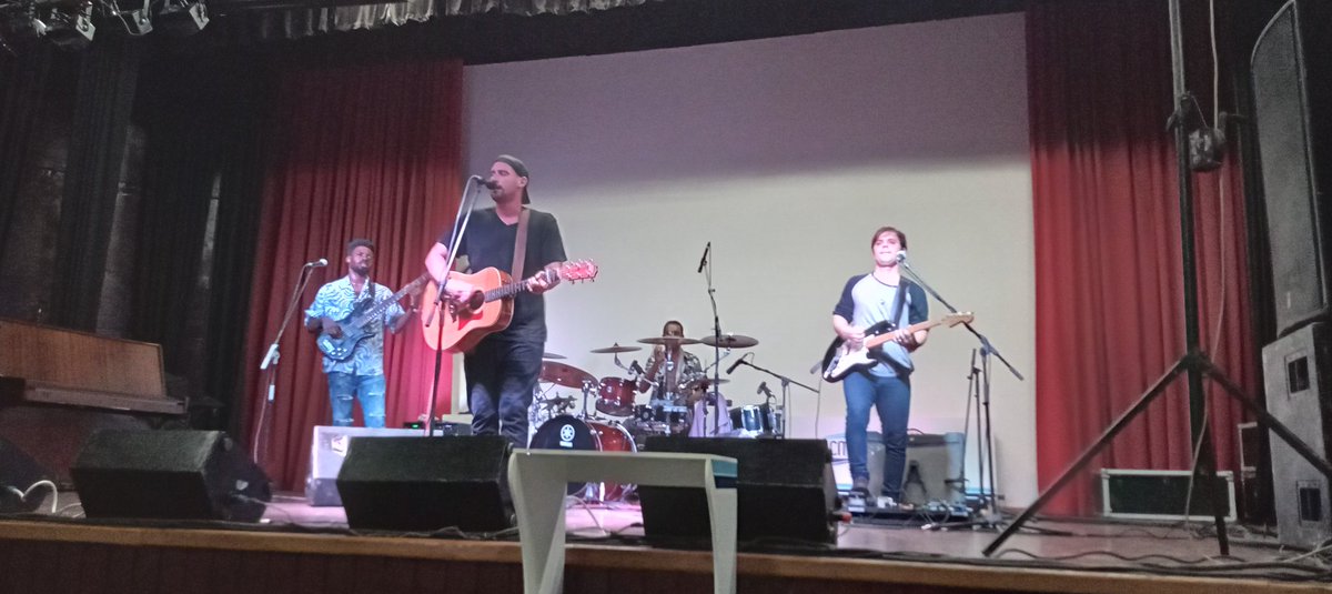 pichardopupo's tweet photo. Y de qué manera disfrutamos ayer en nuestra @UCMHolguin con la banda musical 🎸 #DCuba.
A ritmo de buena música 🎶 se bailó y se cantó.
✌🏾 Gracias por el regalo muchachos.
#SomosFEU
#CreaTuFelicidad
#UCMHo https://t.co/MHgXFBeRQe
