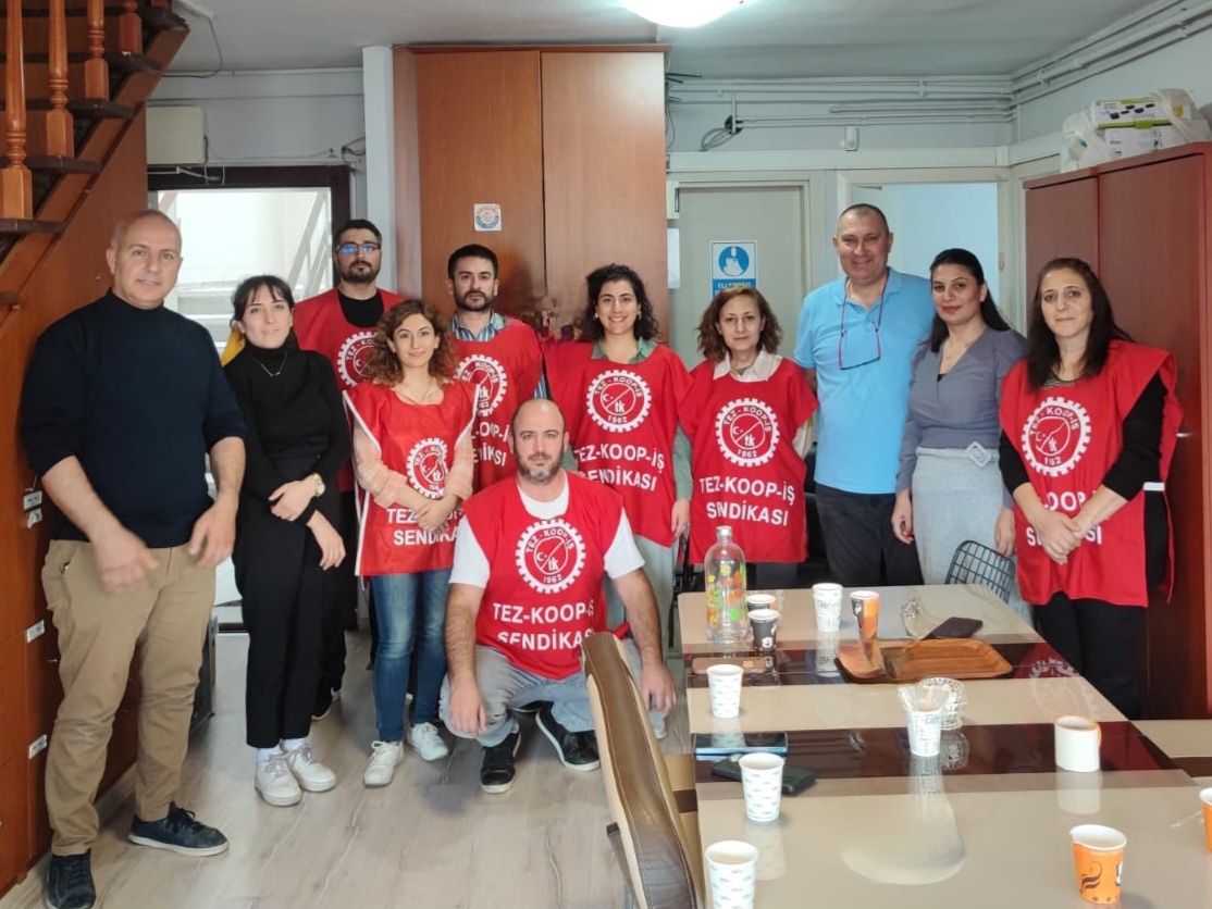 Tez-Koop-İş Sendikası 2 nolu Ankara Şube Başkanı Mustafa ÖZGEN ve Şube İdari Sekreteri Fahrettin CENGİZ iş bırakma eylemimize destek ziyaretinde bulundu. Birlikte başladığımız bu sürecin her adımında sürekli yanımızda oldukları için teşekkür ederiz. Birlikte kazanacağız.