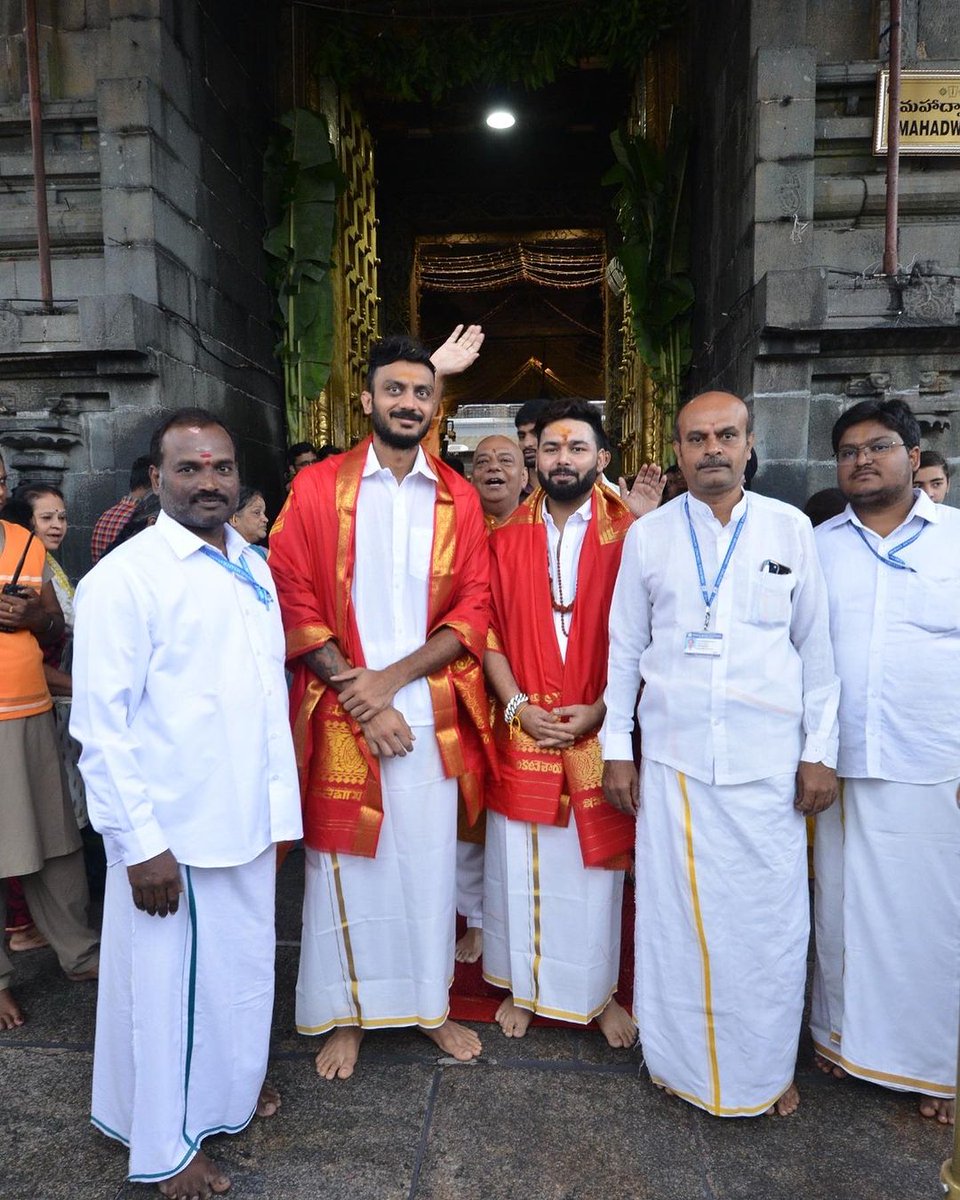 theamrishkumar's tweet image. ऋषभ पंत ने अक्षर पटेल के साथ तिरुपति बालाजी मंदिर में किए दर्शन, शेयर कीं तस्वीरें

#RishabhPant #TirupatiBalaji #AksharPatel