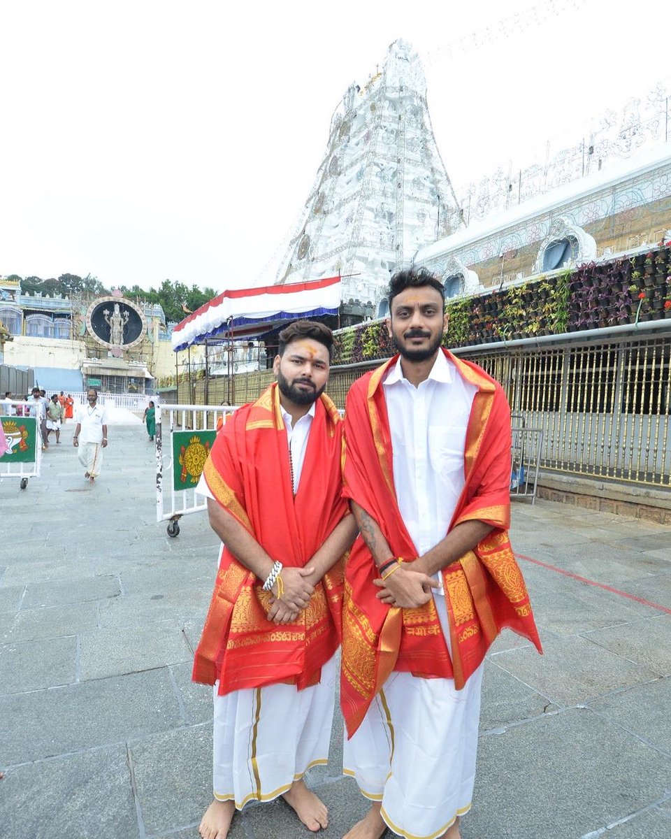 theamrishkumar's tweet image. ऋषभ पंत ने अक्षर पटेल के साथ तिरुपति बालाजी मंदिर में किए दर्शन, शेयर कीं तस्वीरें

#RishabhPant #TirupatiBalaji #AksharPatel
