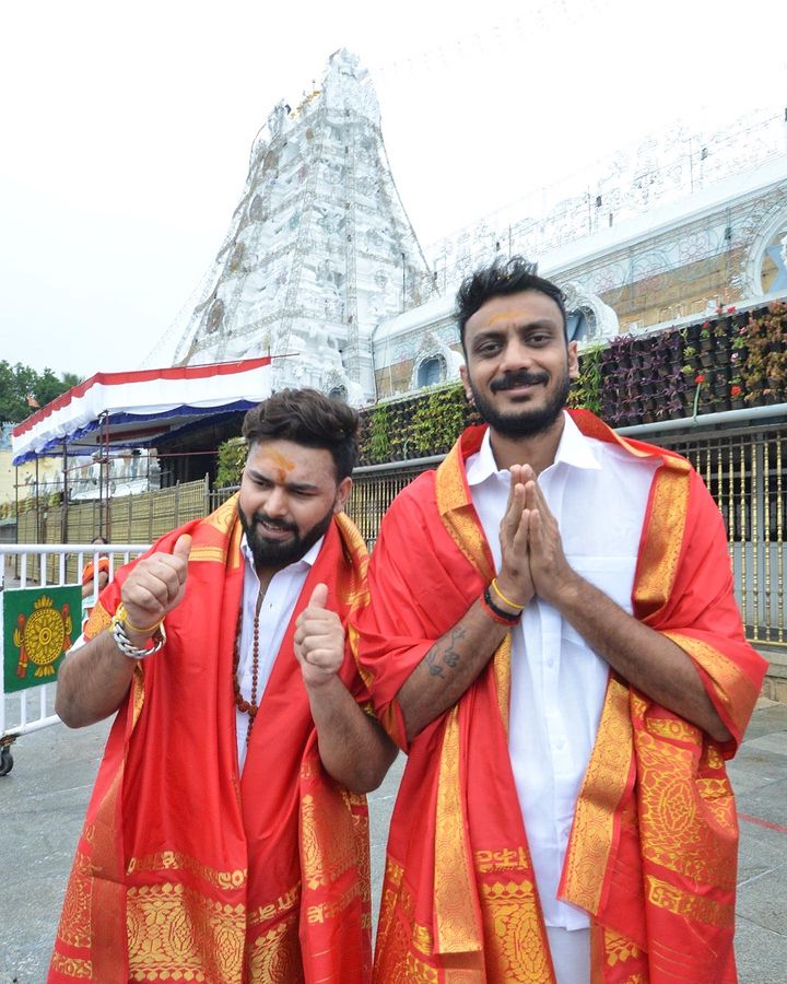 theamrishkumar's tweet image. ऋषभ पंत ने अक्षर पटेल के साथ तिरुपति बालाजी मंदिर में किए दर्शन, शेयर कीं तस्वीरें

#RishabhPant #TirupatiBalaji #AksharPatel