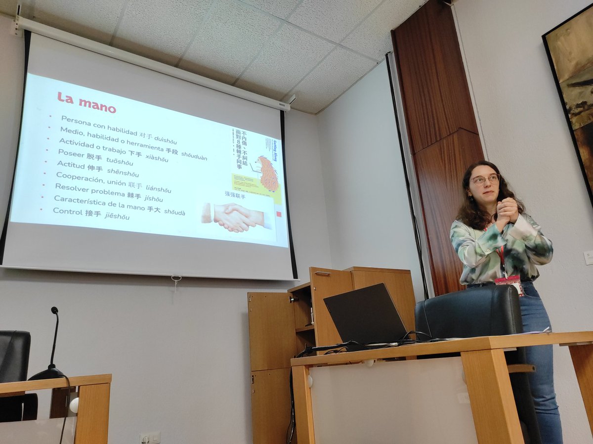 JSinologos's tweet photo. En esta segunda jornada del #IISeJoS, @Nerina_laoshi y @saulbaonza nos han maravillado con sus talleres sobre lingüística cognitiva y sobre la traducción (¿o composición?) de la poesía china en Occidente. Es hora de nuestra última sesión: las píldoras metodológicas. https://t.co/G8Q5LwHpPl