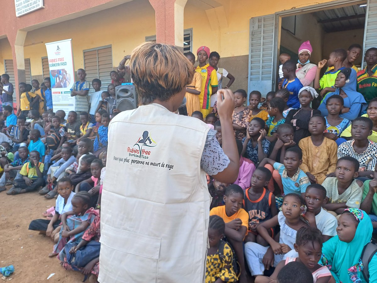 World One Health Day Congratulations to @RabiesFreeBF team for successful awareness session conducted with primary schools in Ouagadougou #WOHD #JMOH #ZeroBy30 #rabies #OneHealth