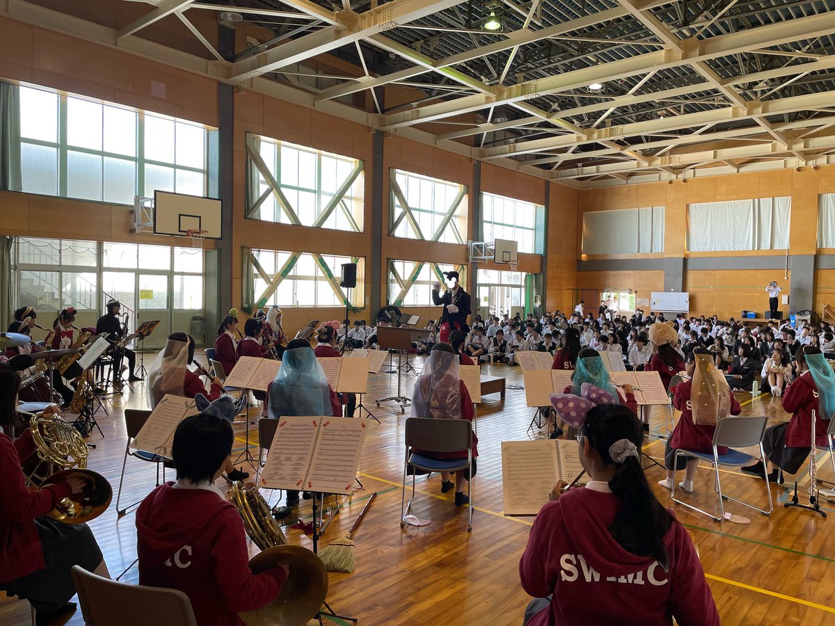 swimc_brass's tweet photo. 10/30に秋祭がありました!時間が短い中たくさんの方に集まってもらうことができました。中でも盛り上がったのはアンコールでした(笑)
♪ Disney at the Movies
♪海の見える街
♪スーパーマリオブラザーズ
♪マツケンサンバII
#SWIMC
#吹奏楽 https://t.co/m0urZcL1SK