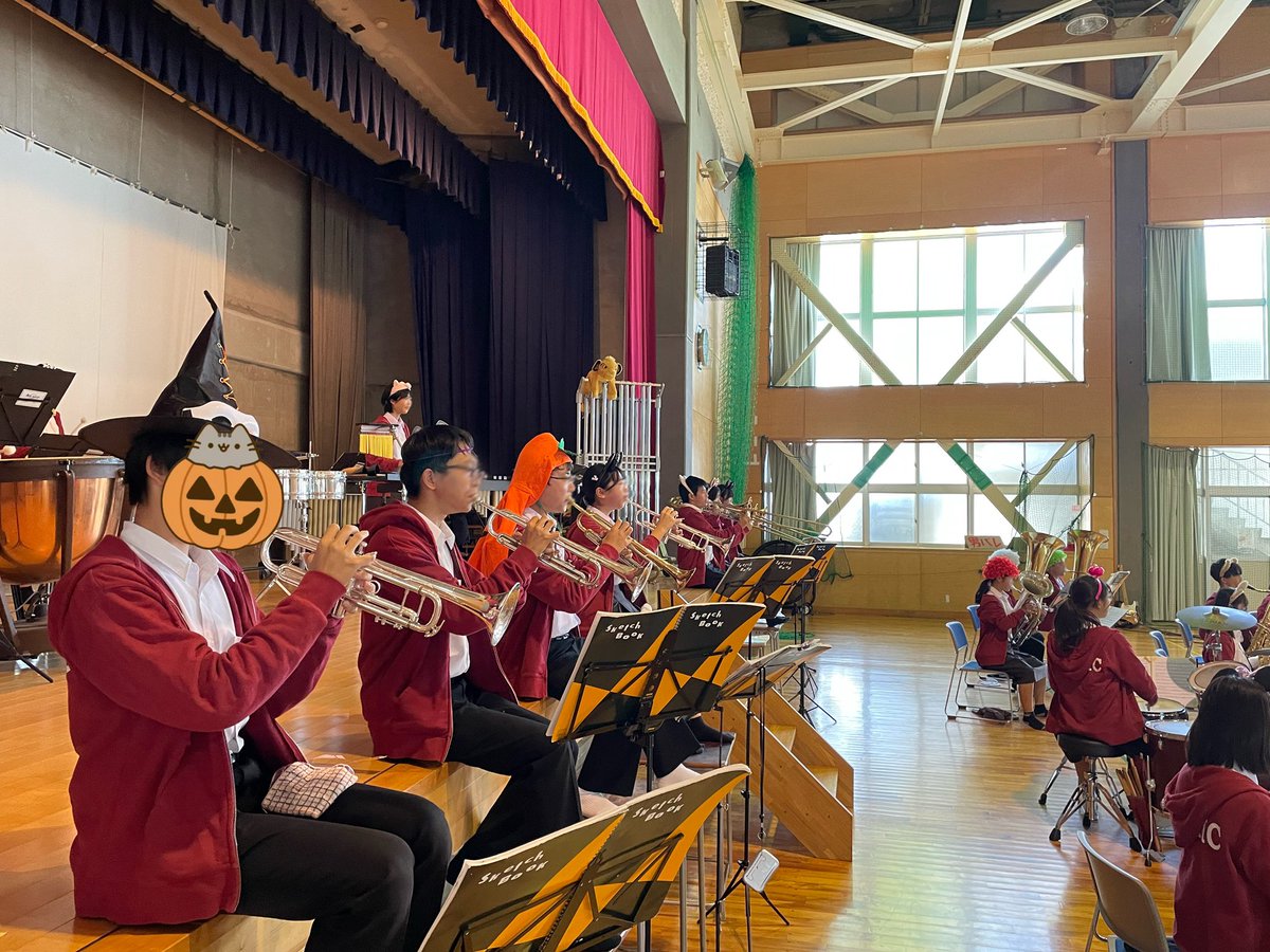 swimc_brass's tweet photo. 10/30に秋祭がありました!時間が短い中たくさんの方に集まってもらうことができました。中でも盛り上がったのはアンコールでした(笑)
♪ Disney at the Movies
♪海の見える街
♪スーパーマリオブラザーズ
♪マツケンサンバII
#SWIMC
#吹奏楽 https://t.co/m0urZcL1SK