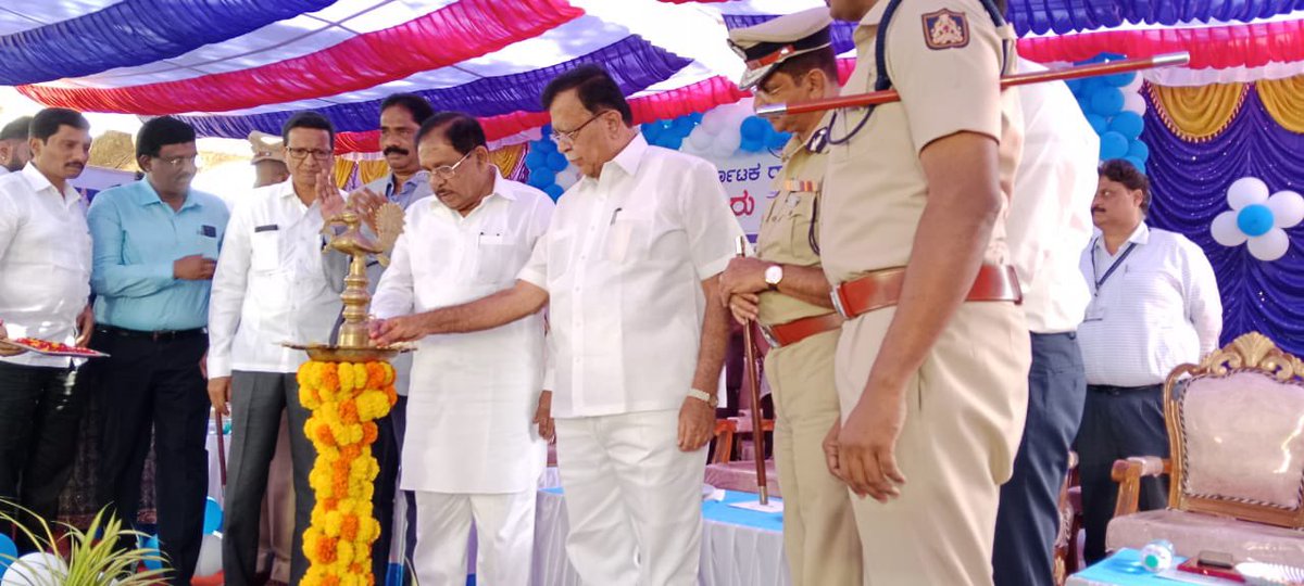 ತುಮಕೂರು ಜಿಲ್ಲೆಯಲ್ಲಿ ರಾಜ್ಯ ಪೊಲೀಸ್ ಇಲಾಖೆ ನಿರ್ಮಿಸಿರುವ 'ನೂತನ ಪೊಲೀಸ್ ವಸತಿ ಸಮುಚ್ಛಾಯದ ಉದ್ಘಾಟನೆ'ಯನ್ನು ನೆರವೇರಿಸಿದೆ. ಸಿಬ್ಬಂದಿಗಳಿಗೆ ವಸತಿಗಳ ಕೀ ಹಸ್ತಾಂತರಿಸಿದೆ‌.

ಈ ವೇಳೆ ಸಹಕಾರ ಸಚಿವ ಕೆ.ಎನ್‌.ರಾಜಣ್ಣ, ಶಾಸಕ ಜ್ಯೋತಿ ಗಣೇಶ್, ಡಿಜಿಪಿ ರಾಮಚಂದ್ರ ರಾವ್, ಕೇಂದ್ರ ವಲಯ ಐಜಿಪಿ ಡಾ. ರವಿಕಾಂತೇಗೌಡ ಮತ್ತಿರರಿದ್ದರು.