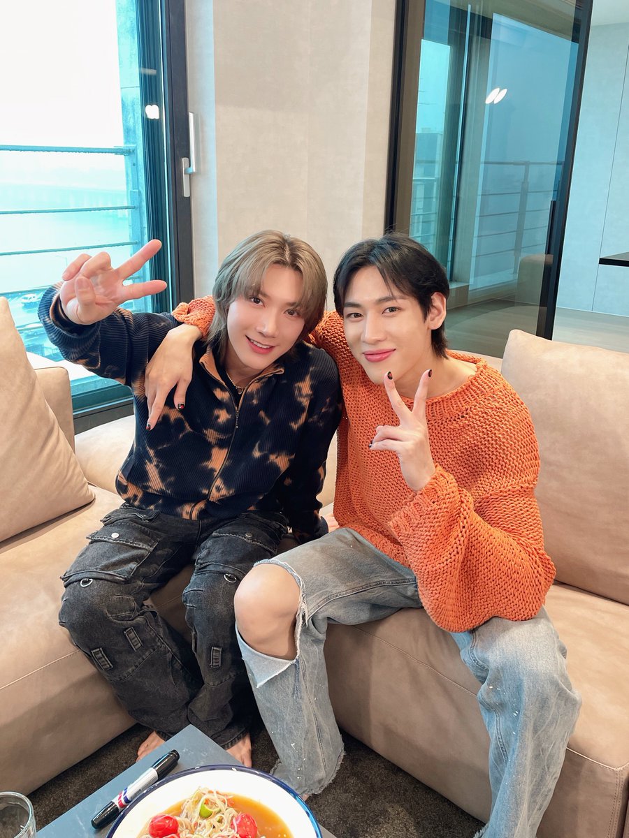 WayV_official's tweet photo. It's been a while since I met BamBam! It was such a healing time for me and I'll be back again next time~!! 🐱🐍💞

오랜만에 만나서 너무 반가운 우리 뱀뱀! 많은 이야기를 나누면서 덕분에 힐링 시간을 보냈다! 다음에 또 놀러올게~!! 🐱🐍💞

#WayV #威神V 
#OnMyYouth #遗憾效应
#WayV_OnMyYouth 
#WayV_OnMyYouth_遗憾效应 
#Bamhouse #뱀집