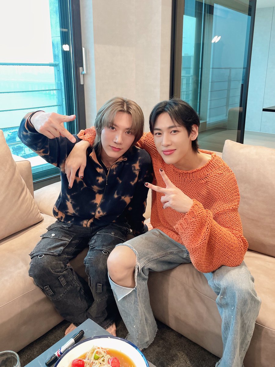 WayV_official's tweet photo. It's been a while since I met BamBam! It was such a healing time for me and I'll be back again next time~!! 🐱🐍💞

오랜만에 만나서 너무 반가운 우리 뱀뱀! 많은 이야기를 나누면서 덕분에 힐링 시간을 보냈다! 다음에 또 놀러올게~!! 🐱🐍💞

#WayV #威神V 
#OnMyYouth #遗憾效应
#WayV_OnMyYouth 
#WayV_OnMyYouth_遗憾效应 
#Bamhouse #뱀집