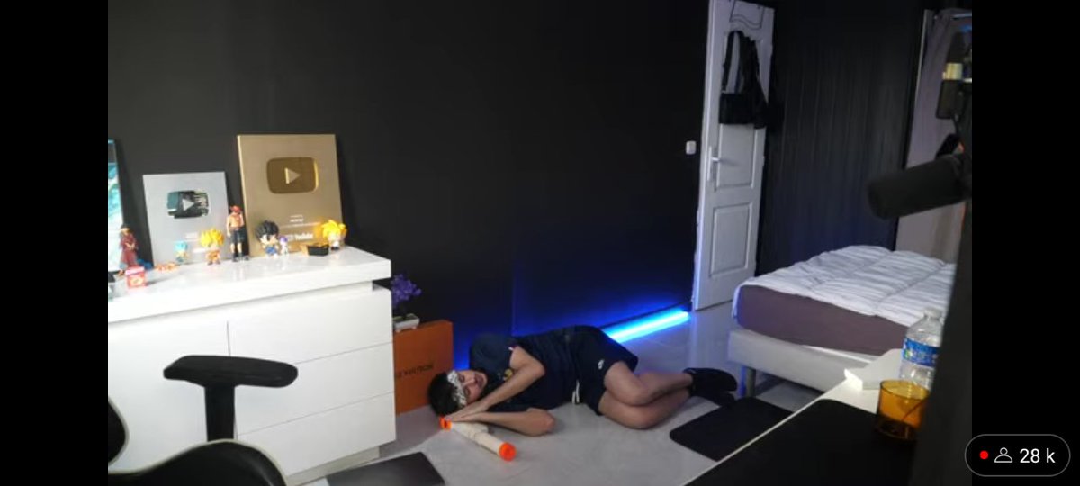 frisealpha's tweet photo. @NexTazV2 @FortniteFR Moi qui attend l'existence de ma vie dans un buisson😎 https://t.co/qyCnEfReJL