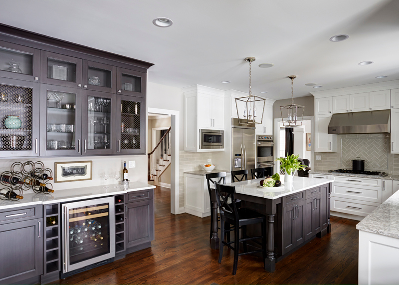 KDPartners's tweet photo. Create a casual, self-service for family and friends with a beverage serving area right in the kitchen. Bring on the weekend!
#customcabinetry #beveragecenter #homebar
Photos #michaelakaskel https://t.co/iv9YAu3IpD