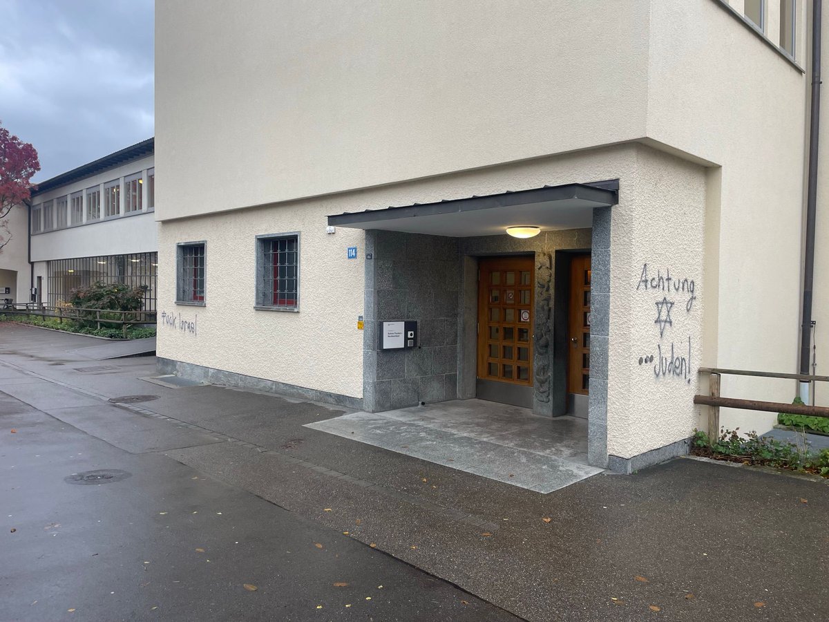 JoelleWeil's tweet photo. Heute Morgen auf dem Schulareal/Pausenplatz Fluntern Zürich und an der Hauswand. #NeverAgainIsNow https://t.co/hmHTMQR5Qm