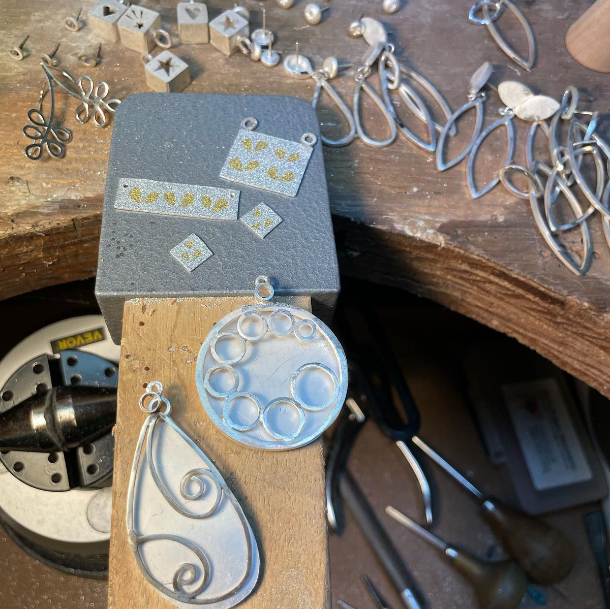 MakersWales's tweet image. #MakersMaking
On the Workbench with Deborah Edwards Jewellery&amp;gt;&amp;gt;Christmas stock in progress!&amp;gt;&amp;gt;&amp;gt;
More about Deborah &amp;gt;&amp;gt;&amp;gt; buff.ly/3BCs1qD 
#jewellery #christmasgifts #handmade #monmouthshire #madeinwales #welshjewellery