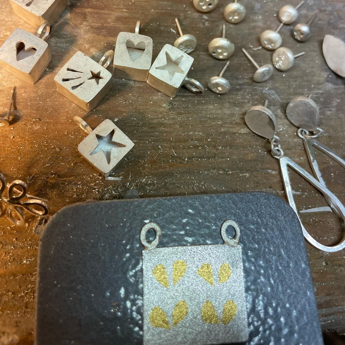 MakersWales's tweet image. #MakersMaking
On the Workbench with Deborah Edwards Jewellery&amp;gt;&amp;gt;Christmas stock in progress!&amp;gt;&amp;gt;&amp;gt;
More about Deborah &amp;gt;&amp;gt;&amp;gt; buff.ly/3BCs1qD 
#jewellery #christmasgifts #handmade #monmouthshire #madeinwales #welshjewellery