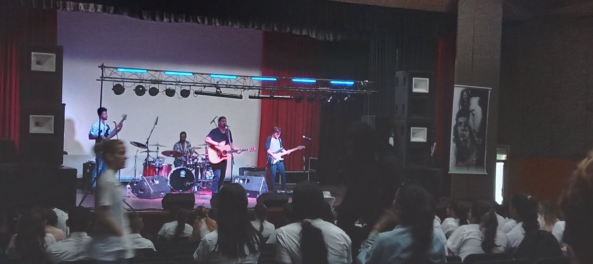 pichardopupo's tweet photo. Y de qué manera disfrutamos ayer en nuestra @UCMHolguin con la banda musical 🎸 #DCuba.
A ritmo de buena música 🎶 se bailó y se cantó.
✌🏾 Gracias por el regalo muchachos.
#SomosFEU
#CreaTuFelicidad
#UCMHo https://t.co/MHgXFBeRQe