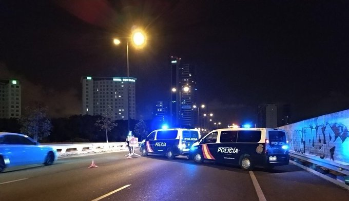 policia's tweet photo. ¿Te parece muy solidario avisar de un #controlpolicial? 

Si lo haces puedes poner en riesgo la vida de una o más personas ayudando a huir a un #delincuente 

¿Te sigue pareciendo buena idea? 

#BuenasNoches 🌚
#SomosTuPolicía https://t.co/8GS21hQ6zP