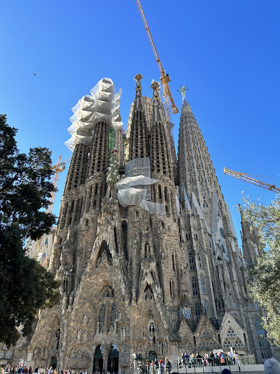 310faive's tweet image. A quick dash to Barcelona last weekend and the Sagrada Familia would forever fascinate me 🥰🥰.

Almost 140 years into construction and hopes to be completed by 2026 but already a UNESCO World Heritage Site and a beauty to behold. 

A sight to from any angle.