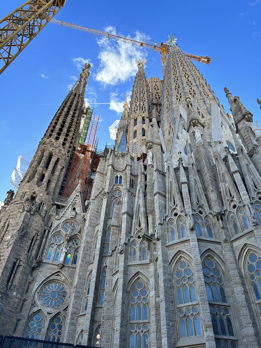 310faive's tweet image. A quick dash to Barcelona last weekend and the Sagrada Familia would forever fascinate me 🥰🥰.

Almost 140 years into construction and hopes to be completed by 2026 but already a UNESCO World Heritage Site and a beauty to behold. 

A sight to from any angle.