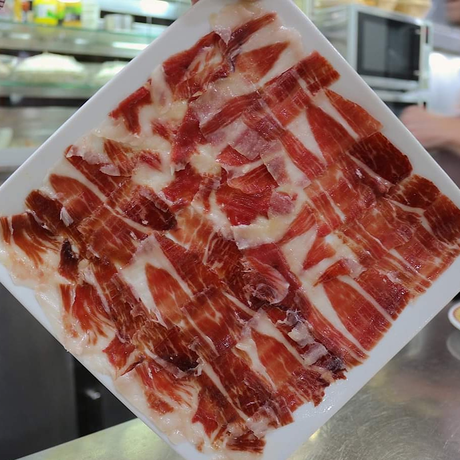 BarJuanJose's tweet photo. Jamón ibérico del bueno, del que no se cae del plato 😋😋

📞 959 26 38 57
📌 C/Villamundaka, 1 - Huelva https://t.co/46axJ58pwT