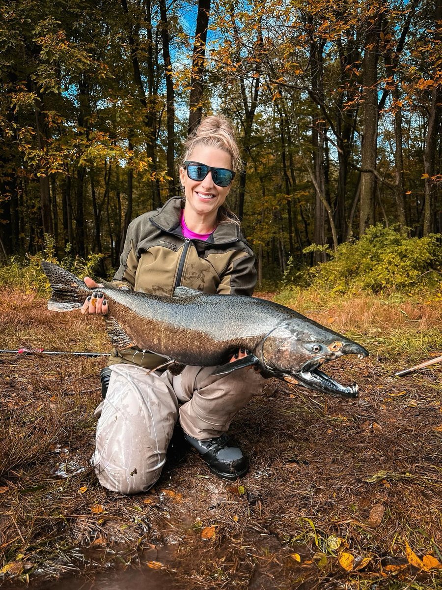 🐟 This graceful salmon looks great amidst the enchanting fall woods 🌳🍂
#FishingGirl #FishingGirls #fishing #fishinglife #fishingtrip #NaturePhotography #NatureBeauty #photography #AutumnPhotography #autumncolours