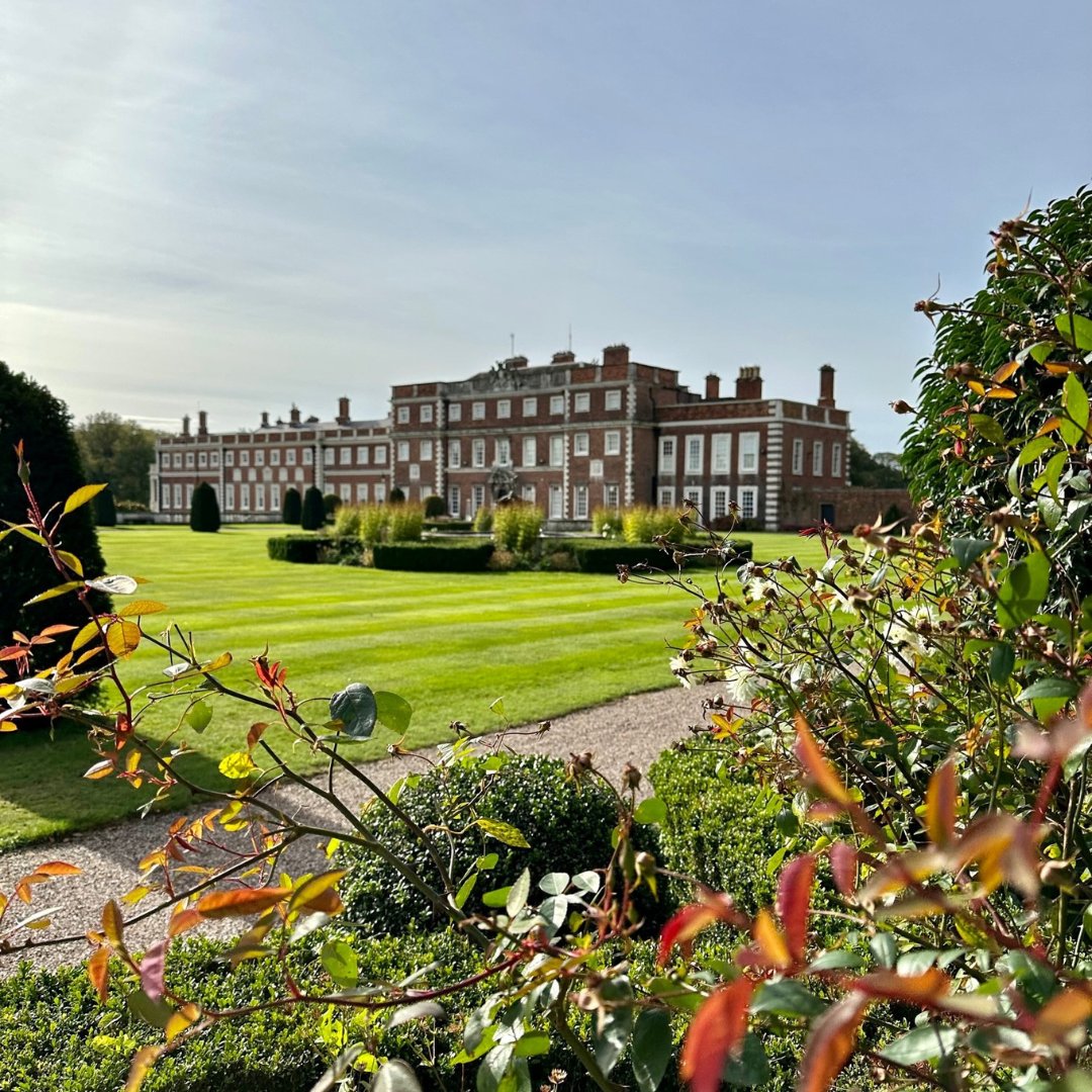 KnowsleyEstate's tweet photo. Crisp autumn days on the Knowsley Estate  🍁🍂🍃
#autumn #autumndays #gardenenvy #autumnvibes #pictureperfect #coloursofautumn https://t.co/nRicVeI3ns