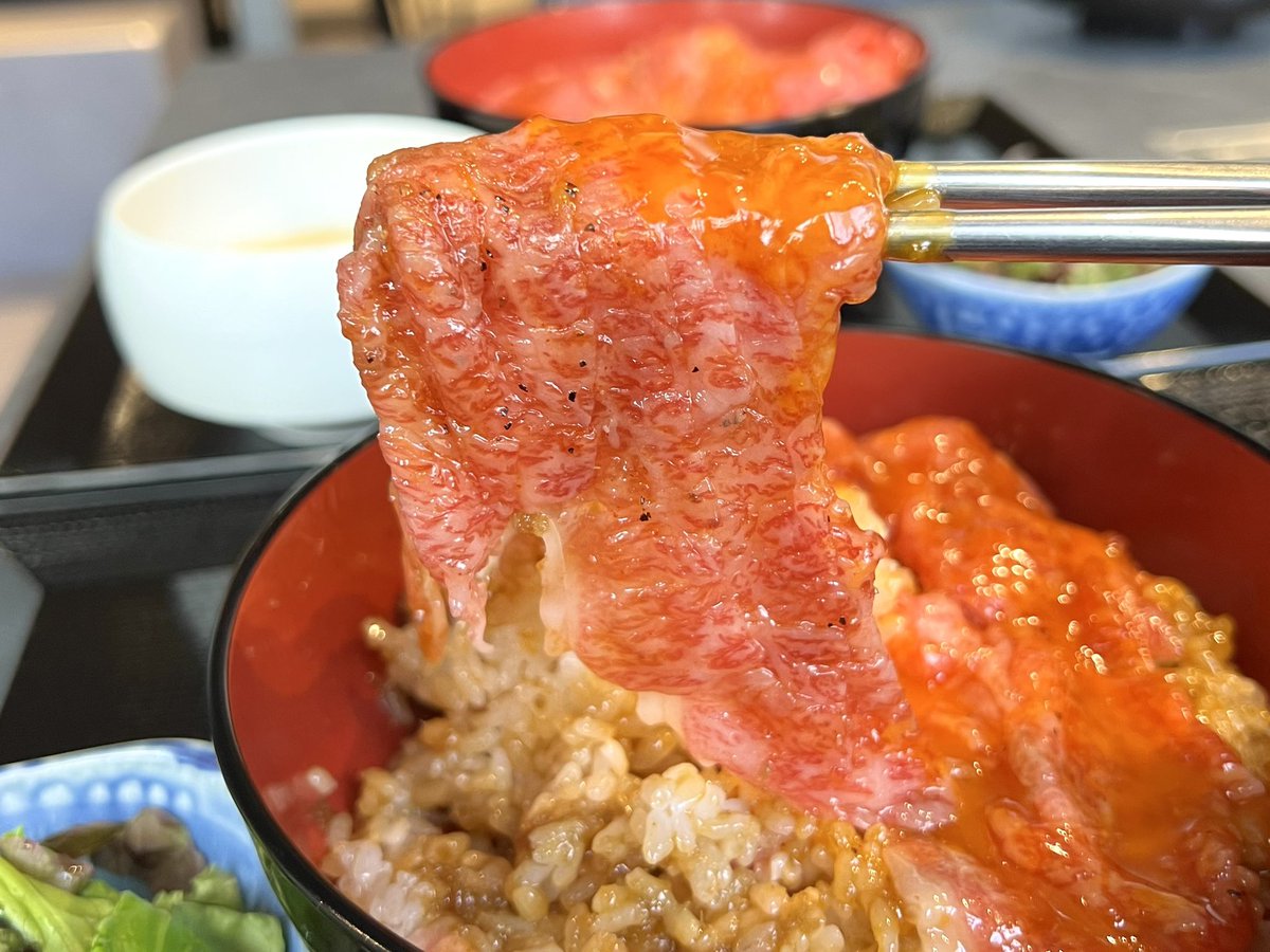 tabe_megumi's tweet photo. 六本木『ヒロキヤ六本木』
ランチ30食限定！
飲めるユッケ丼 Lサイズ  2,000円
トロけていく和牛ユッケに
卵黄と甘辛タレたっぷり絡んでごはんが進む🍚 https://t.co/lJXO9vVXet