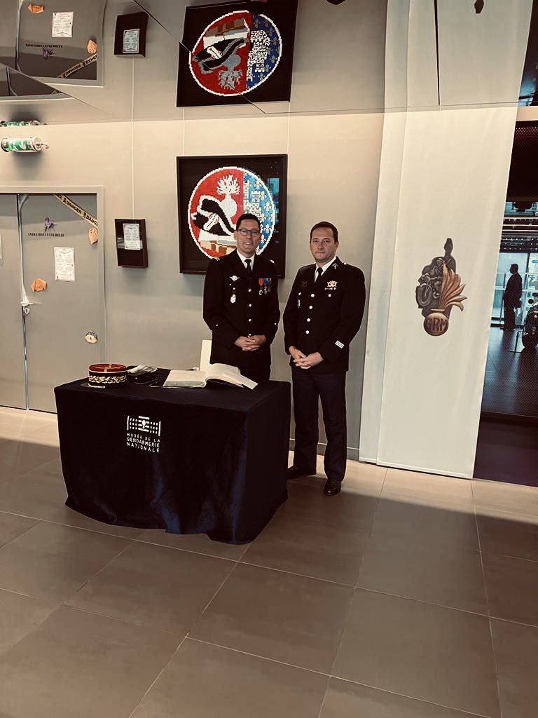 Chr_Da_Silva's tweet photo. [ #évènement ][ #tradition][ #GTA ✈ ] au #MGN à #Melun 
Le GBR @PhMir , commandant la @Gendarmerie_GTA , a confié officiellement au #MuséeDeLaGendarmerie, le "coin" n° 0001 marquant les #70ansGTA 🍾 🎂 .
🎉 Joyeux anniversaire #GTA
#gendarmerie #EOGN https://t.co/9IXQNR4Iag