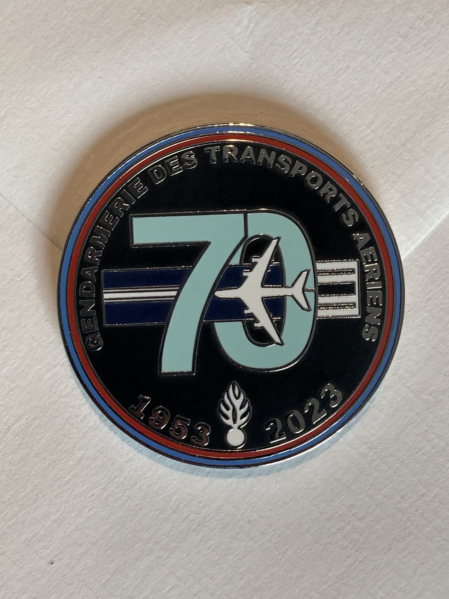 Chr_Da_Silva's tweet photo. [ #évènement ][ #tradition][ #GTA ✈ ] au #MGN à #Melun 
Le GBR @PhMir , commandant la @Gendarmerie_GTA , a confié officiellement au #MuséeDeLaGendarmerie, le "coin" n° 0001 marquant les #70ansGTA 🍾 🎂 .
🎉 Joyeux anniversaire #GTA
#gendarmerie #EOGN https://t.co/9IXQNR4Iag