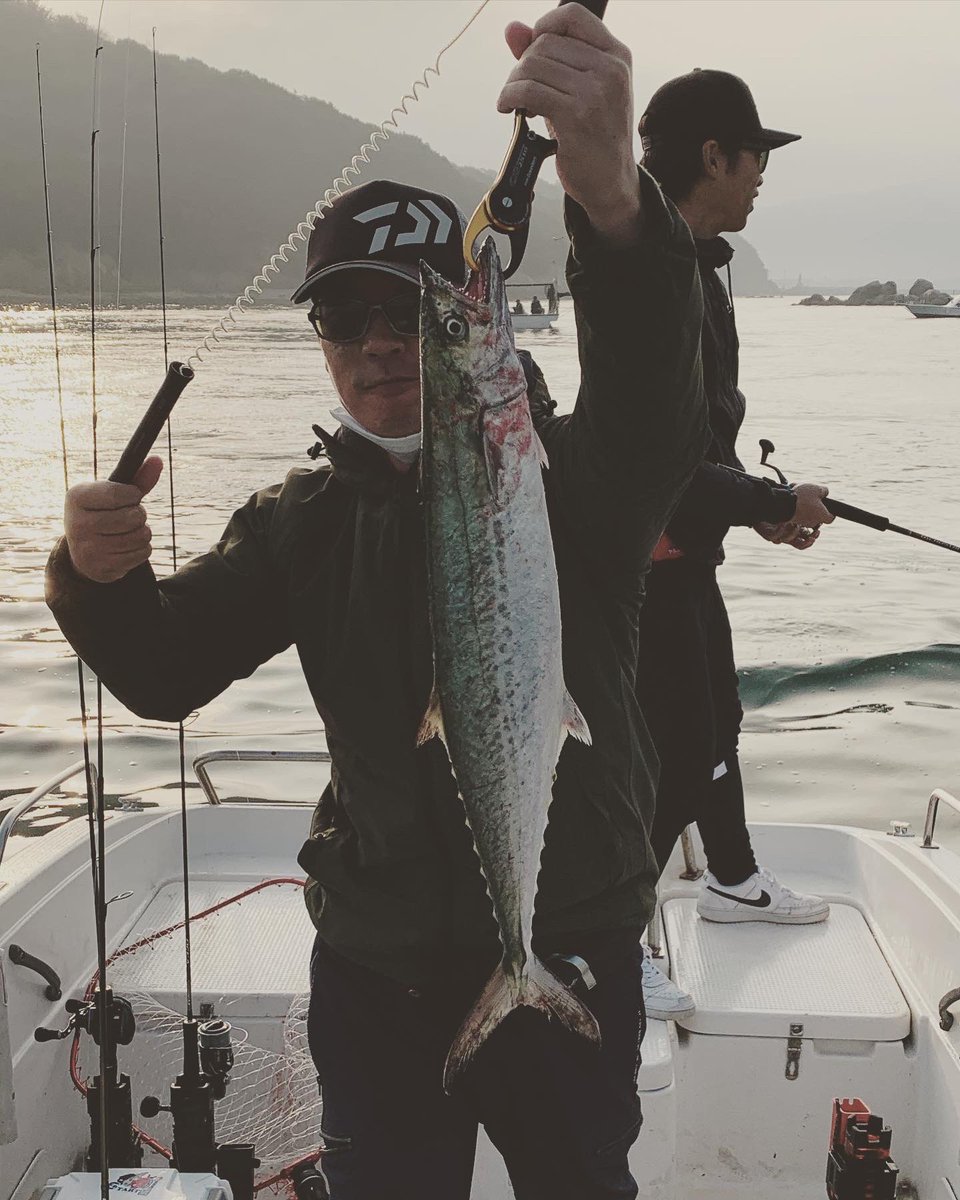 Nimo2992Nimo's tweet photo. ジグ投げてるの自分の船だけやん…

#瀬戸内海
#サワラキャスティング
#サゴシ
#ジグパラ https://t.co/BSrmI75ykK