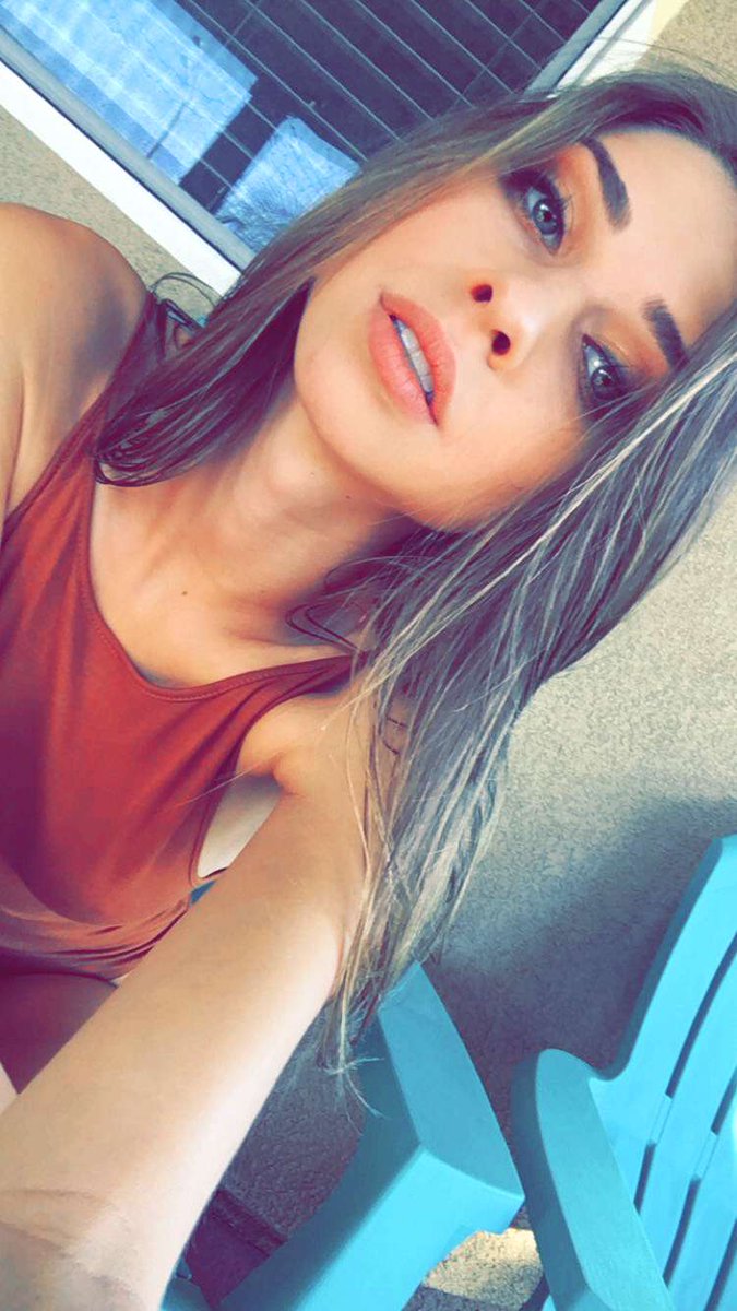 mollyholyyy's tweet photo. I'm doing a #livevideo show right now 😘 check me @ https://t.co/WBABjVfbgQ I'm one of the hottest #webcammodel right now 📷 https://t.co/tOZo6UzPNI