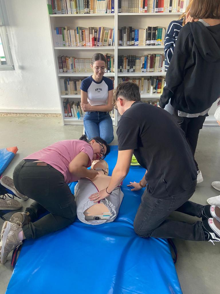 FlippaconFOL's tweet photo. #FOL. La mejor manera de aprender un valor es vivirlo. Y con esa finalidad, una vez más, desde el #DepartamentodeFOL hemos organizado en el @IESJesusMarin el taller de #primerosauxilios. Agradecemos la colaboración del servicio de enfermería de zona de Carranque. https://t.co/Iy9YuLhy7d