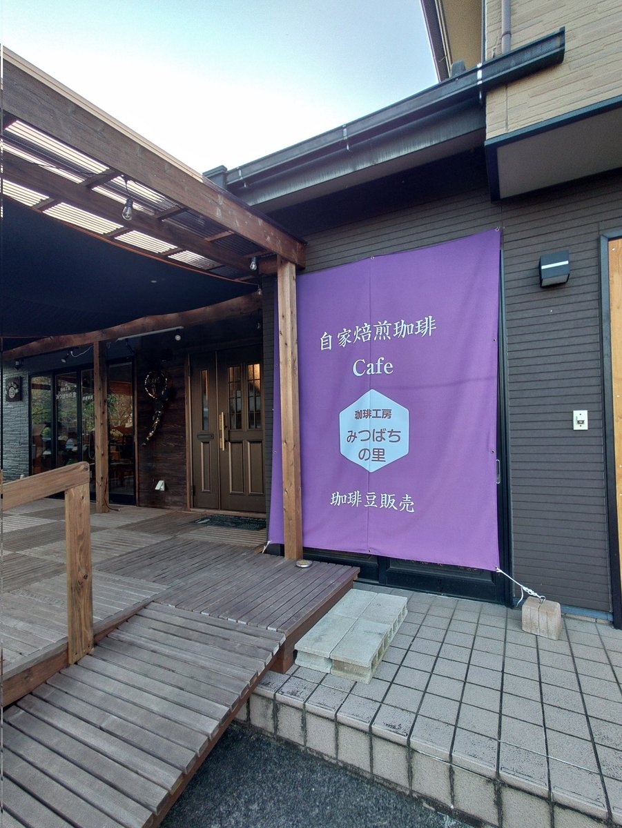 nbnb_1910's tweet image. 栃木県那須烏山市にオープンしたカフェ、みつばちの里。
かつて8耐にも参戦していた平澤さんのお店です。

RC30が見られて、美味しいコーヒーが頂けるお店です。👍️
#みつばちの里 
#RC30
#カフェ巡り