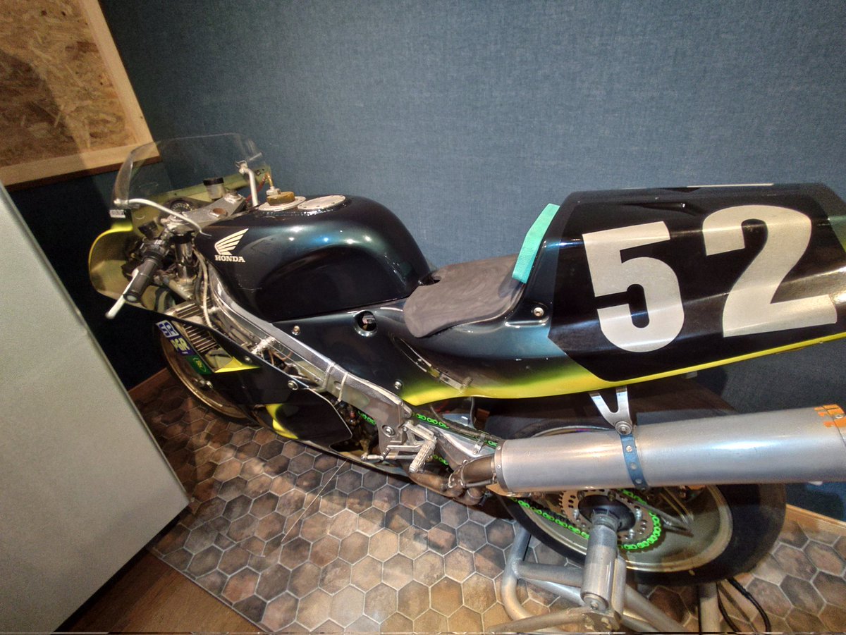 nbnb_1910's tweet image. 栃木県那須烏山市にオープンしたカフェ、みつばちの里。
かつて8耐にも参戦していた平澤さんのお店です。

RC30が見られて、美味しいコーヒーが頂けるお店です。👍️
#みつばちの里 
#RC30
#カフェ巡り