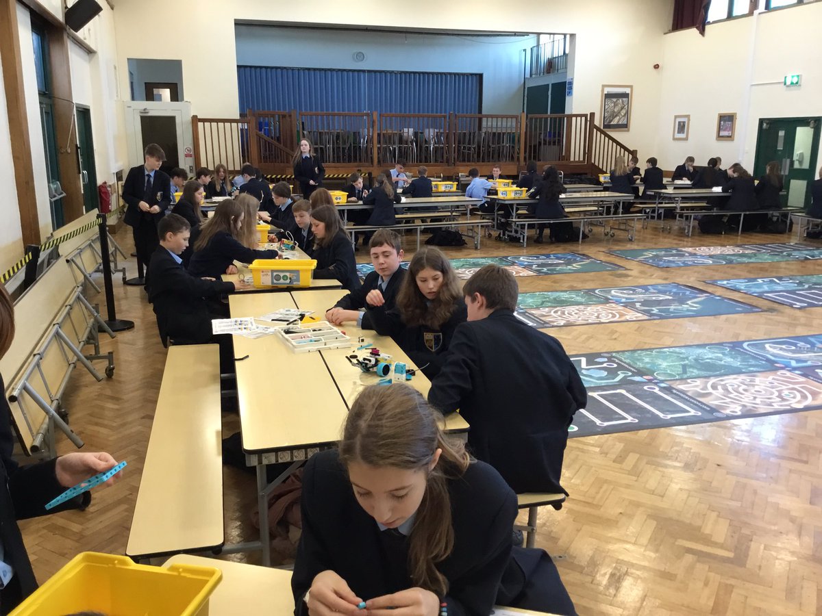Fantastic start to our day here with Y8 &amp; Y9’s <a href="/DallamSchool/">Dallam School</a> on behalf of #EkoSTEM. We’re looking into building #robots out of #lego and #coding them too.

#STEM #computing #teachertwitter #edutwitter #STEMeducation