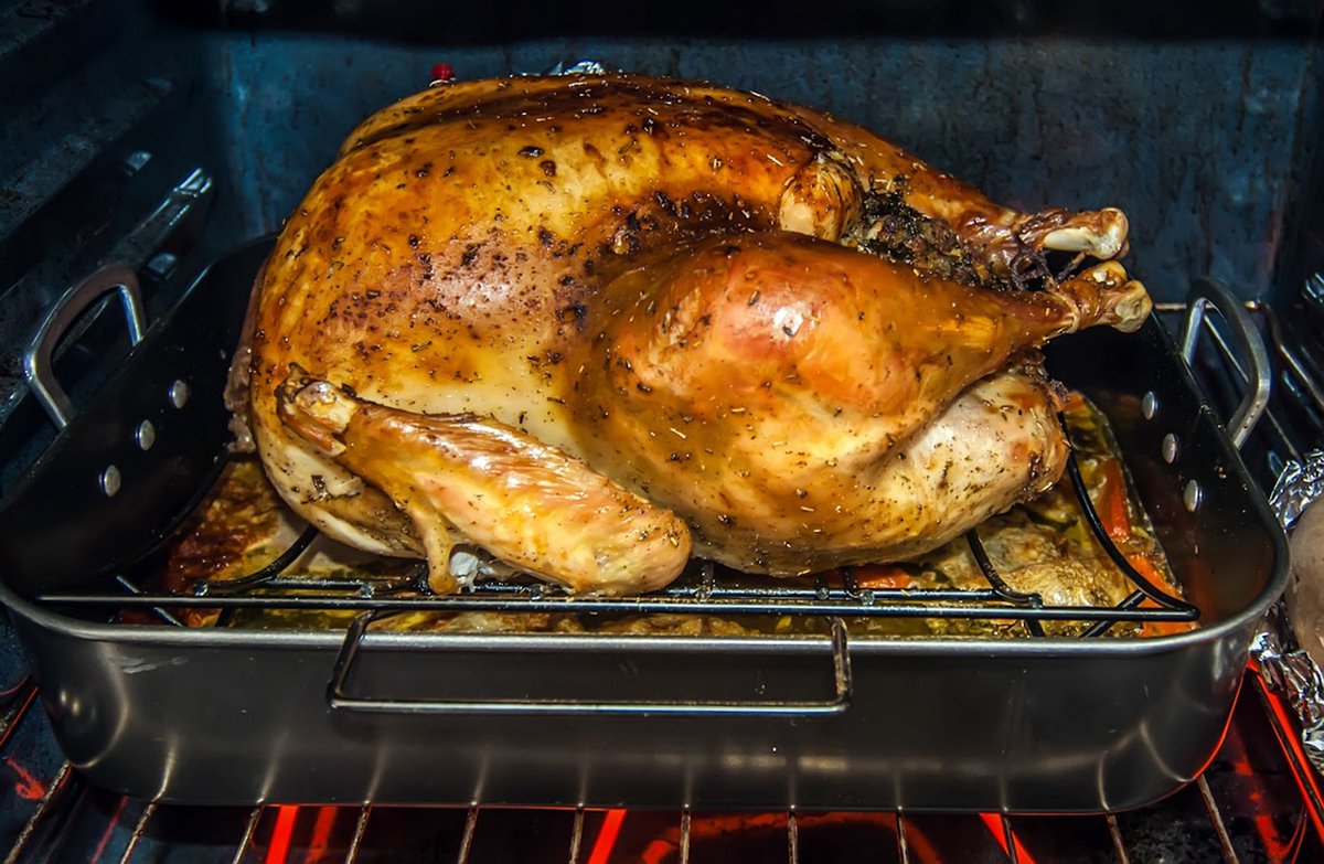 Thanksgiving is coming & it's time to start thinking about preparing your turkey! @PurdueFoodSci shares some #food safety tips for thawing, preparing, cooking, and storing this festive bird. ow.ly/yWM250Q0CxU