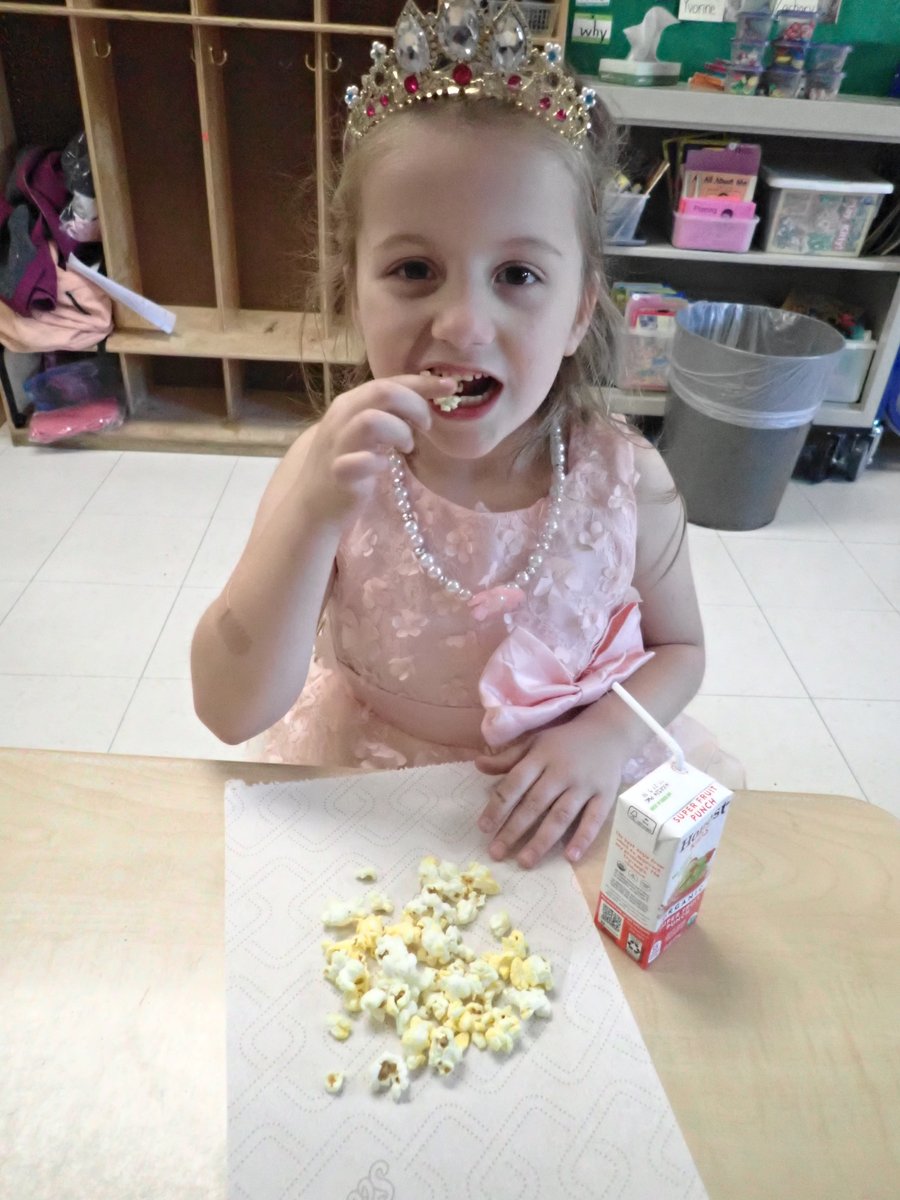 MclayVirginia's tweet photo. PRINCE AND PRINCESS DAY-we did puzzles and ate popcorn while practicing the letter P!!!!   #hdsdpride  #hdespride https://t.co/SFFbpW7DWU