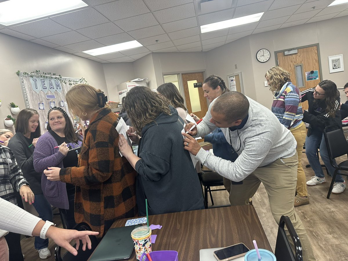 New teacher quarterly meeting that #teamtussing put on with a Pat on the Back <a href="/CharacterStrong/">CharacterStrong</a> 

#PLSDProud