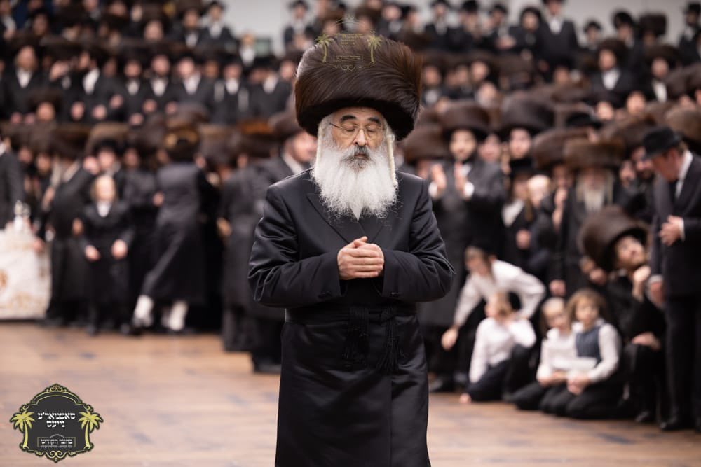 HQSatmar's tweet photo. Dushinsky Rebbe of #Jerusalem graced the wedding of his granddaughter, Rebbetzin Henna Zissel Dushinsky by dancing the #MitzvaTantz this special occasion brought together the powerful legacies of Satmar & Dushinsky in the heart of Kiryas Joel's main #Satmar Shul #SatmarDushinsky https://t.co/M0vL5rTHUr