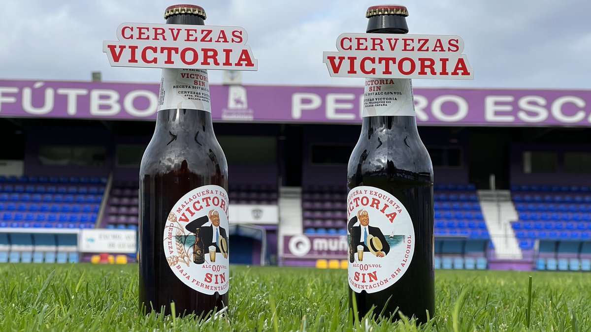 C.D. Guadalajara 🟣⚪️ (@deporguada) on Twitter photo ACUERDO |🤝
El C.D. Guadalajara incorpora a la cerveza oficial de la Selección Española (<a href="/SEFutbol/">Selección Española Masculina de Fútbol</a>)
🍻<a href="/CervezaVictoria/">Cervezas Victoria</a> es nuevo patrocinador del C.D. Guadalajara.
¡Gracias por no dejarnos de lado! 👏🏻
🔗 Toda la información del acuerdo: deportivoguadalajara.es/victoria-se-co… ACUERDO |🤝
El C.D. Guadalajara incorpora a la cerveza oficial de la Selección Española (<a href="/SEFutbol/">Selección Española Masculina de Fútbol</a>)
🍻<a href="/CervezaVictoria/">Cervezas Victoria</a> es nuevo patrocinador del C.D. Guadalajara.
¡Gracias por no dejarnos de lado! 👏🏻
🔗 Toda la información del acuerdo: deportivoguadalajara.es/victoria-se-co…