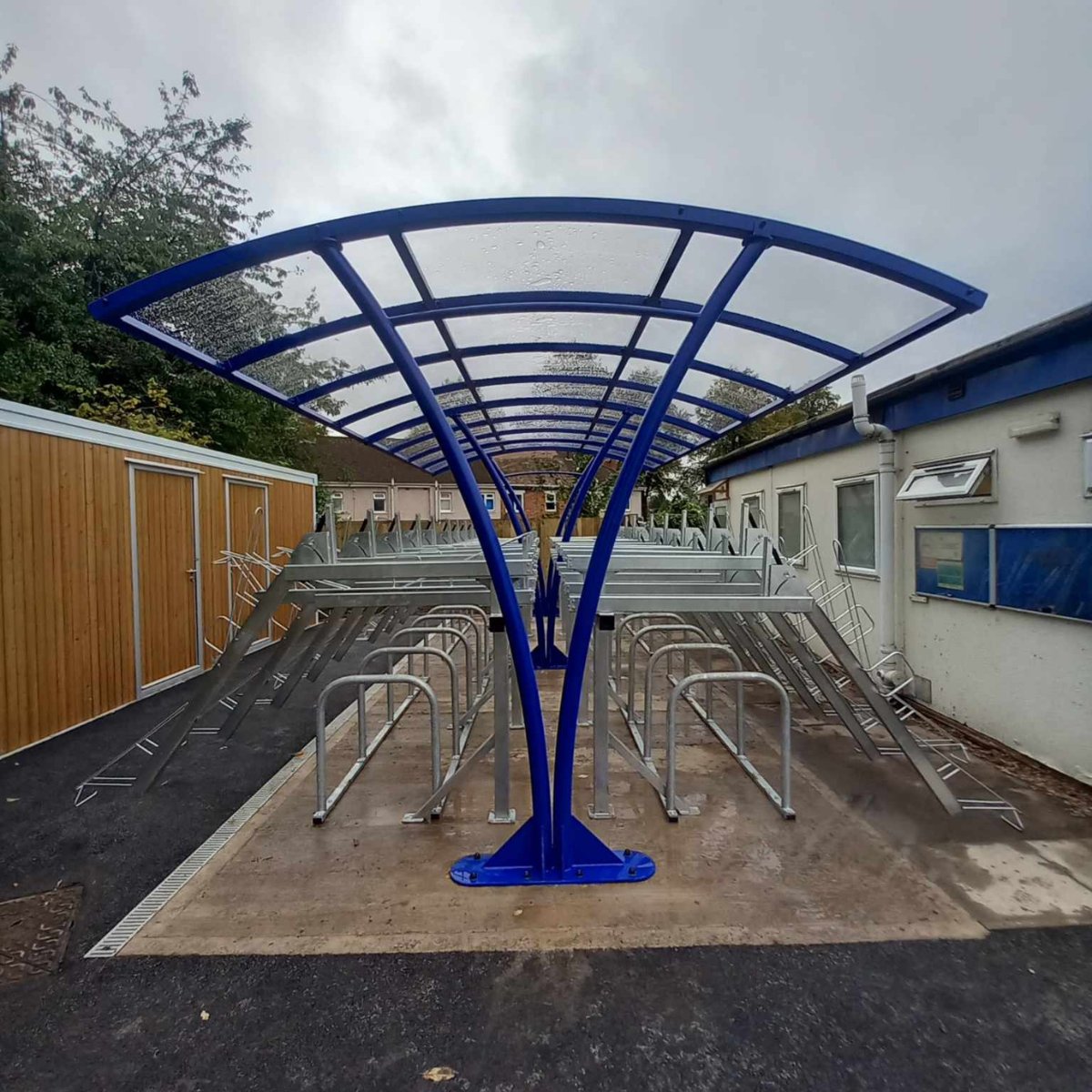 BroxapLtd's tweet image. Warwick Hospital took delivery of a new Cambridge Hybrid Shelter complete with Easi-Riser Two Tier Racks earlier this week, ready for staff and visitors to store and protect their bicycles. 
#cycleparking #cyclestorage #cycleuk #bikestorage #bikeparking