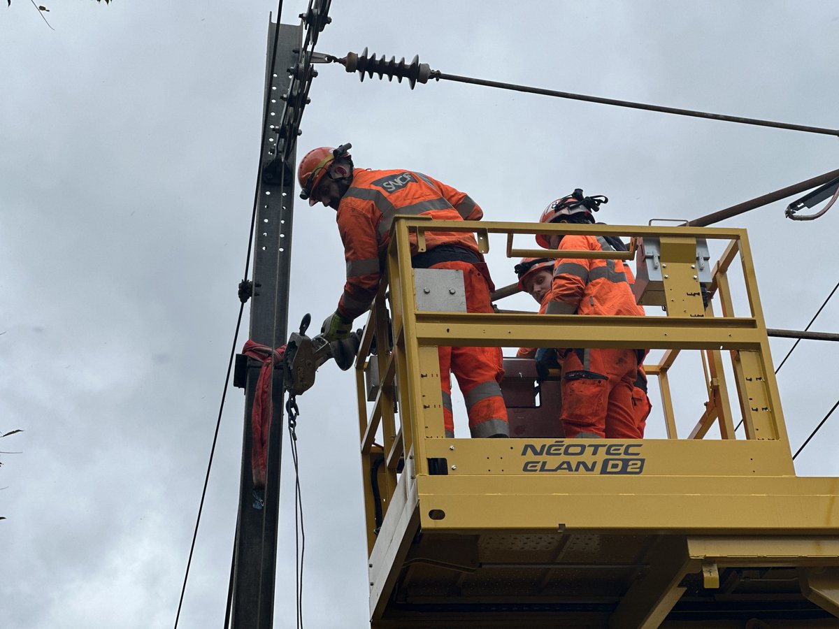 #TempêteCiaran a frappé fort PSL, nécessitant +30 interventions. Saluons nos agents et encadrants mobilisés pour rétablir les voies, caténaires et zones d’enrayage. Fiers de leur mise en avant dans les médias, ils représentent <a href="/SNCFReseau/">SNCF Réseau</a> avec brio. Restons vigilants...🌬️🚄