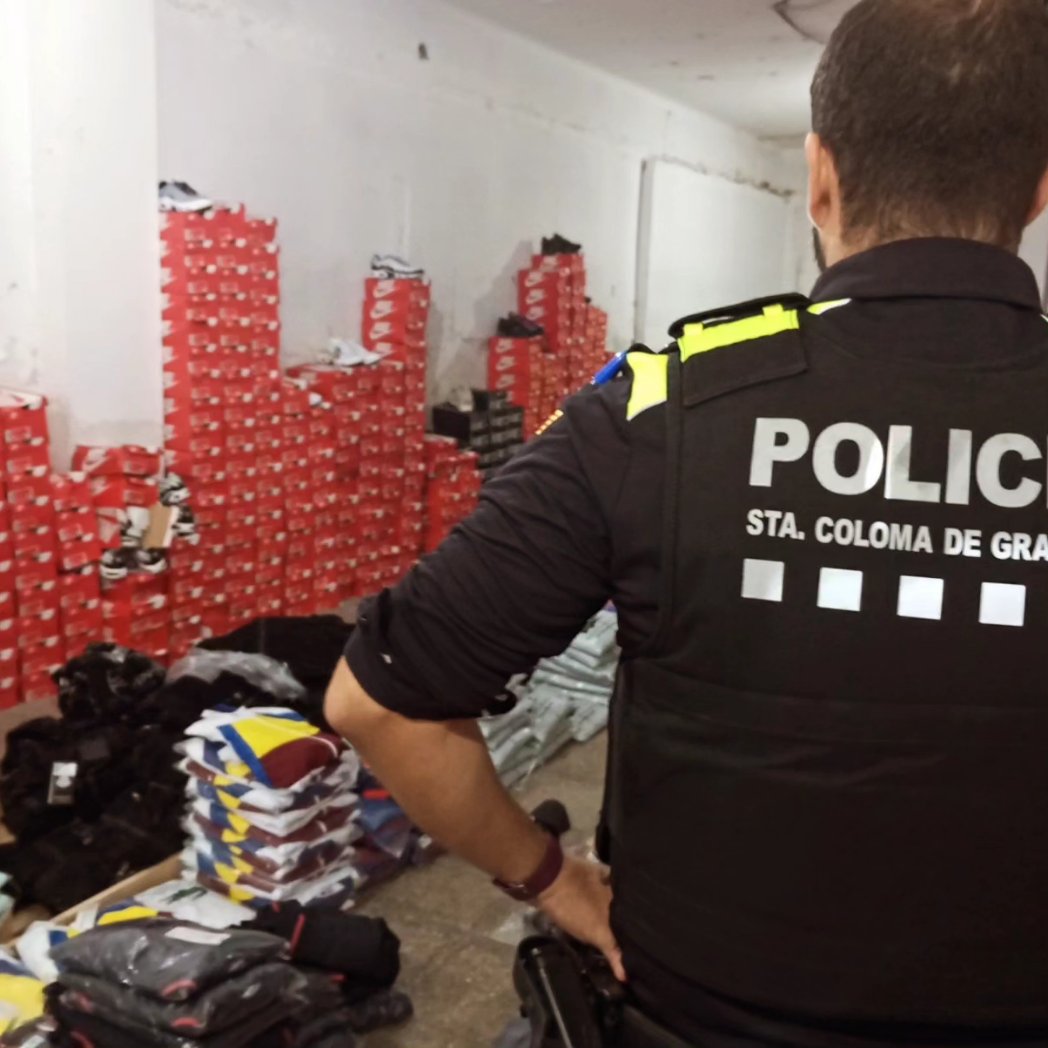 PoliciaLocalScg's tweet image. 🚔 Requisem més de 10.000 peces falsificades i detenim a 2 individus per un presumpte delicte contra la propietat industrial.Els detinguts feien enviaments a nivell nacional i internacional dels productes falsificats. Es tracta de la major confiscació d'aquest tipus a la ciutat.