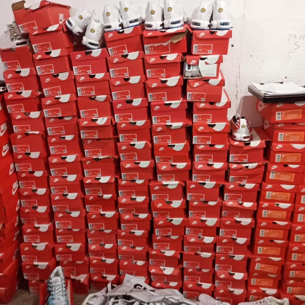 PoliciaLocalScg's tweet image. 🚔 Requisem més de 10.000 peces falsificades i detenim a 2 individus per un presumpte delicte contra la propietat industrial.Els detinguts feien enviaments a nivell nacional i internacional dels productes falsificats. Es tracta de la major confiscació d'aquest tipus a la ciutat.