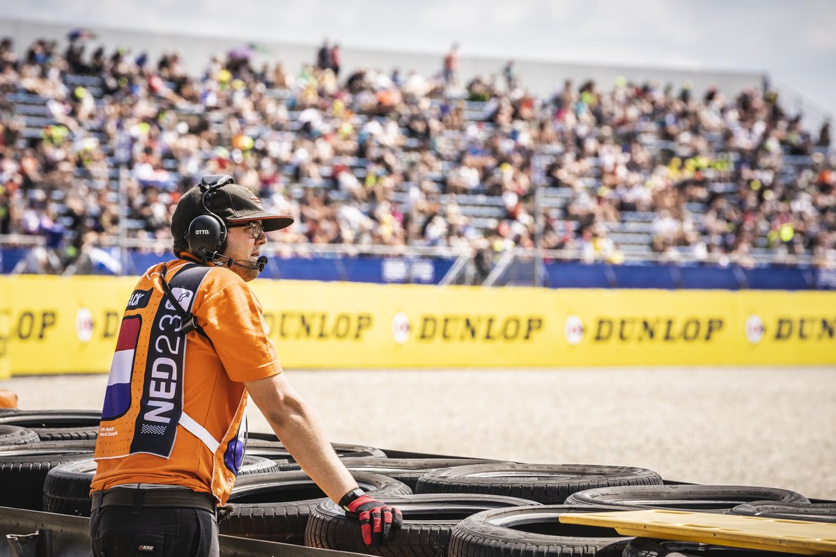 Vrijwilligers op het TT Circuit Assen, onze helden die alle evenementen en trackdays mogelijk maken! Wil jij in 2024 ook vrijwilliger worden? Dat kan! Meer info: ttcircuit.com/officials