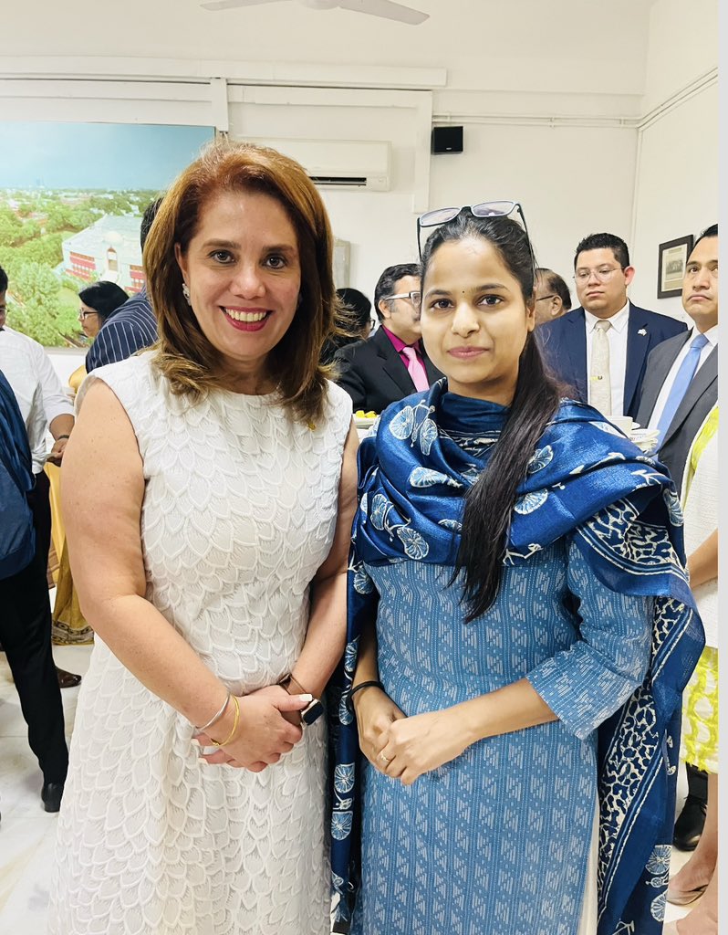 A picture with the visiting #Gautemalan Minister, Karla Samayoa Recari during her India visit. She delivered lecture on equality and role of women in various areas, at @ICWA_NewDelhi a leading think in New Delhi.