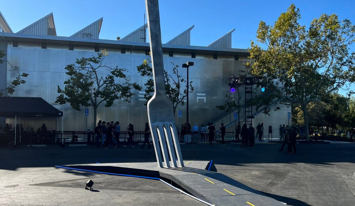 EdwinDogelon's tweet photo. That's some big *ss fork! 

#DOGELON https://t.co/OrIxInhc3H