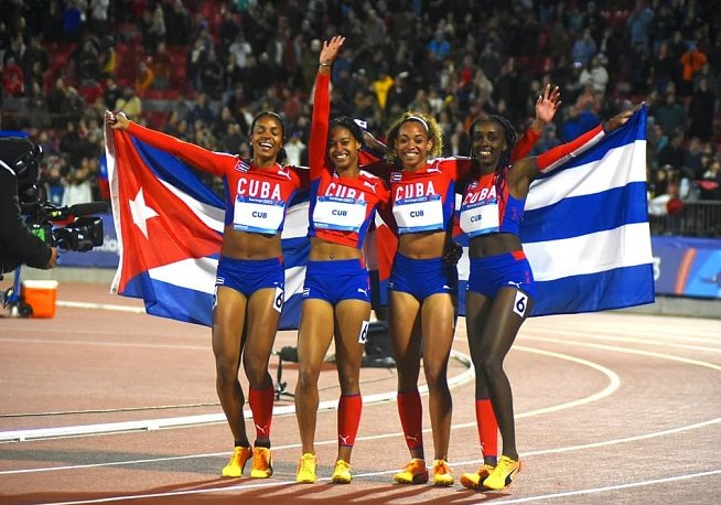 Felicidades a estas campeonas. Orgullosos de esta cuarteta cubana del relevo 4x100, que logró la medalla de oro en Santiago 2023. Ustedes son inspiración. #UnidosXCuba #CreaTuFelicidad <a href="/DiazCanelB/">Miguel Díaz-Canel Bermúdez</a> <a href="/DrRobertoMOjeda/">Dr. Roberto Morales Ojeda</a> <a href="/UJCdeCuba/">UJC de Cuba</a> <a href="/InderCuba/">INDER</a>