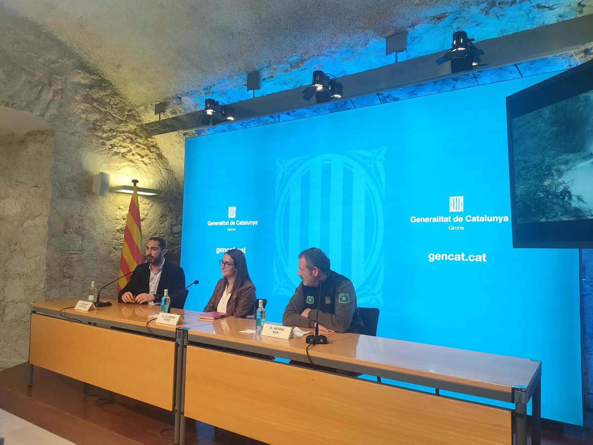 govgirona's tweet photo. 📸La DG d’@agentsruralscat,  Elisenda Pérez, i el DST @interiorcat, Eduard Adrobau, a la presentació a #Girona de l’exposició “Agents Rurals: guardians del medi natural”, un itinerari cronològic per la història d'aquest Cos.

➡️A l’#EspaiSantaCaterina, fins al 12 de desembre https://t.co/mv9WC8XoQw