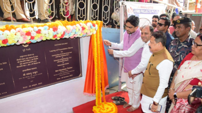 RailAnalysis's tweet image. Hon’ble Minister Shri Shantanu Thakur lays the #foundationstone for #construction of #loopline with 3rd #platform and other #developmental work at Thakurnagar #Station

Read more...news.railanalysis.com/honble-ministe…

#easternrailway #indianrailways #railway  #infrastructure #project