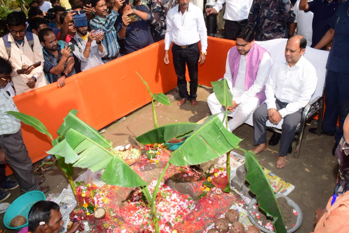 RailAnalysis's tweet image. Hon’ble Minister Shri Shantanu Thakur lays the #foundationstone for #construction of #loopline with 3rd #platform and other #developmental work at Thakurnagar #Station

Read more...news.railanalysis.com/honble-ministe…

#easternrailway #indianrailways #railway  #infrastructure #project