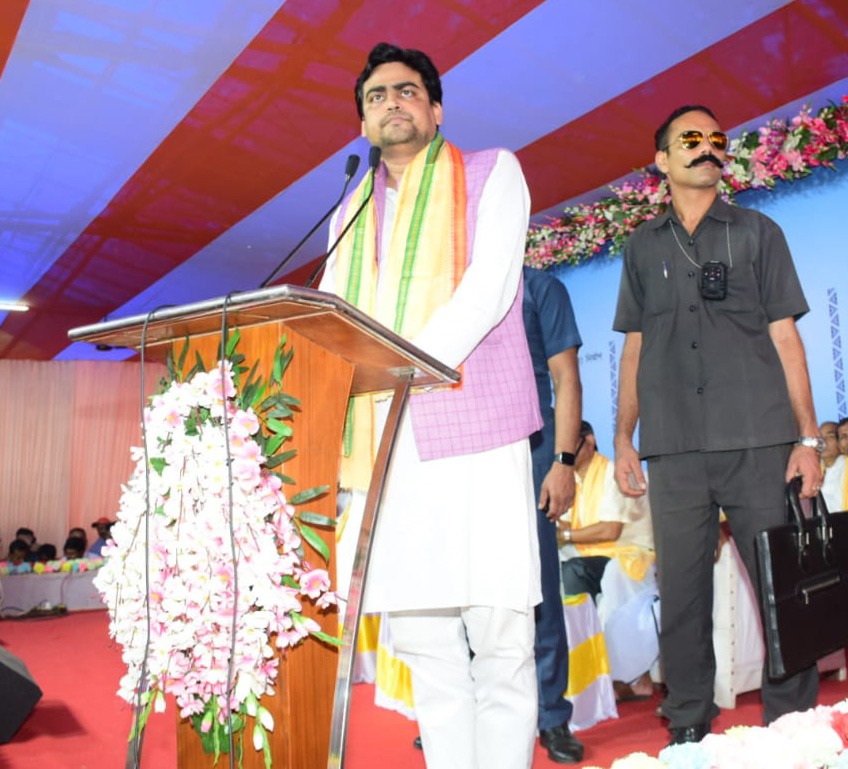 RailAnalysis's tweet image. Hon’ble Minister Shri Shantanu Thakur lays the #foundationstone for #construction of #loopline with 3rd #platform and other #developmental work at Thakurnagar #Station

Read more...news.railanalysis.com/honble-ministe…

#easternrailway #indianrailways #railway  #infrastructure #project